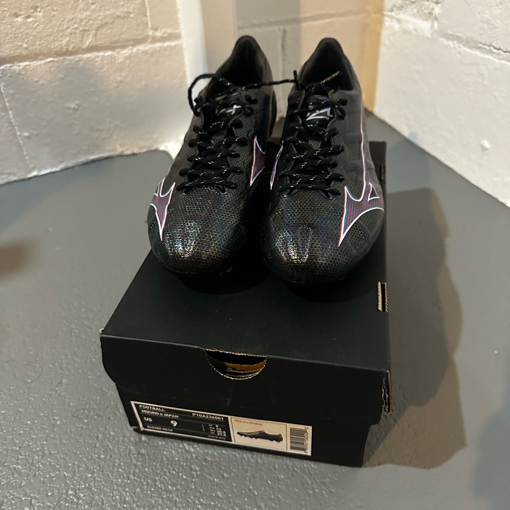 Mizuno Black and Purple Athletic Shoes
